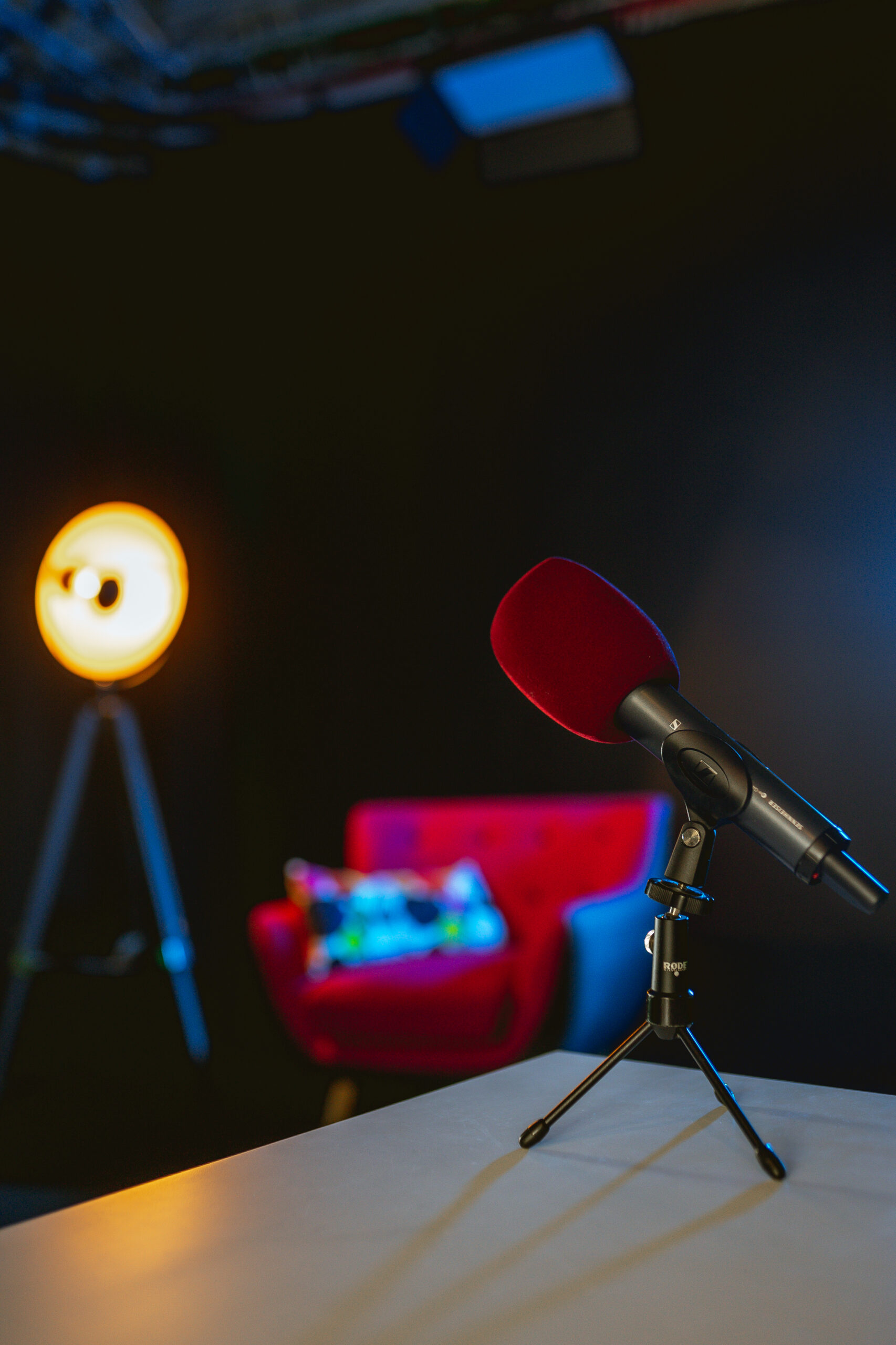 Micro de podcast et fauteuil sur le plateau du studio i3a