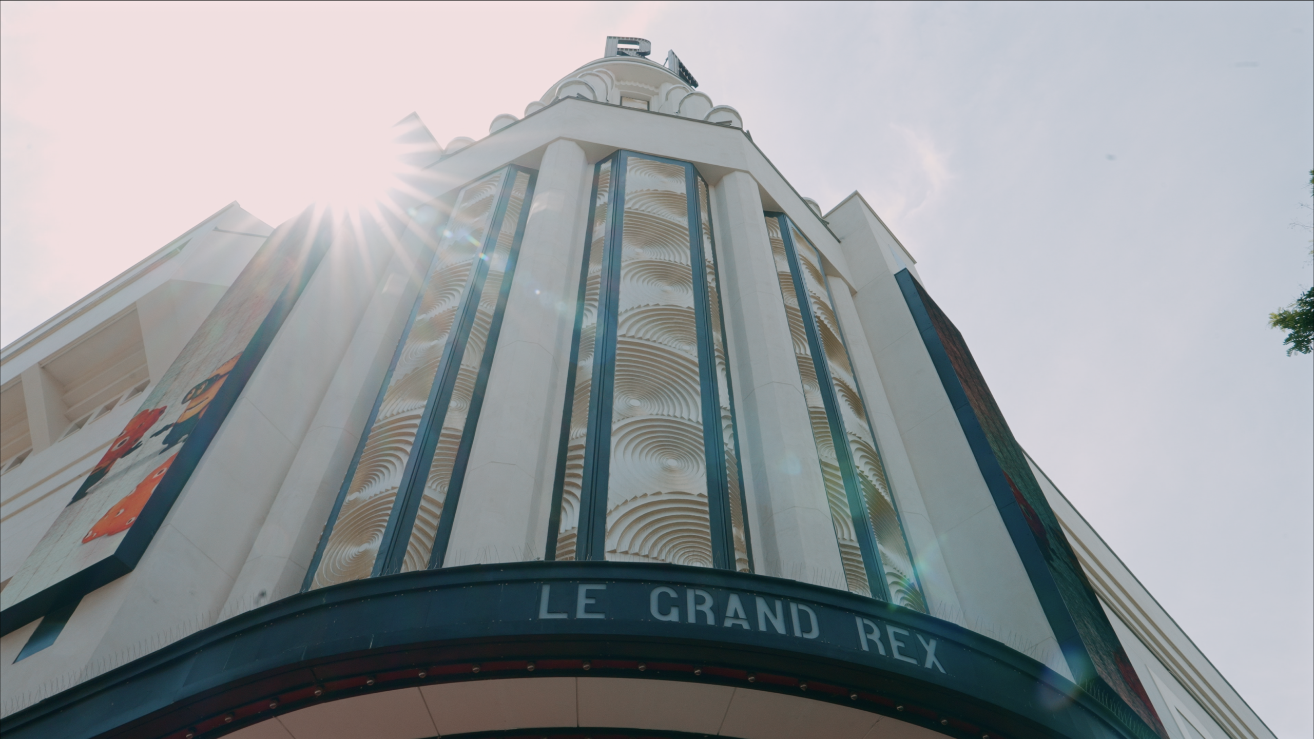 Façade du Grand Rex à Paris pour la remise des diplômes de l'ESIEA