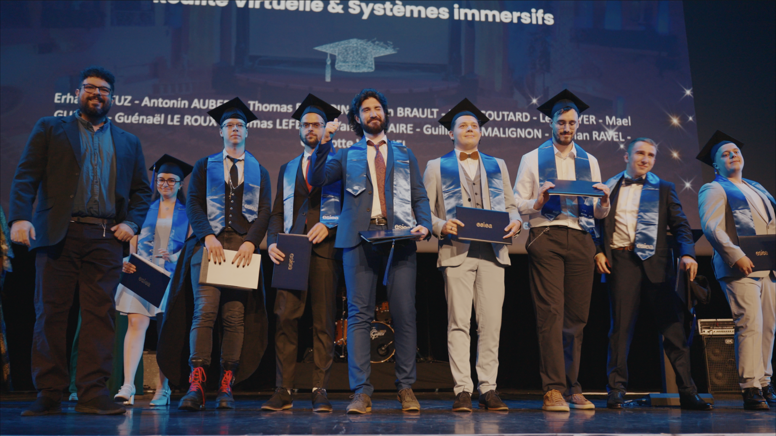 Étudiants de l'ESIEA sur scène lors de la remise des diplômes