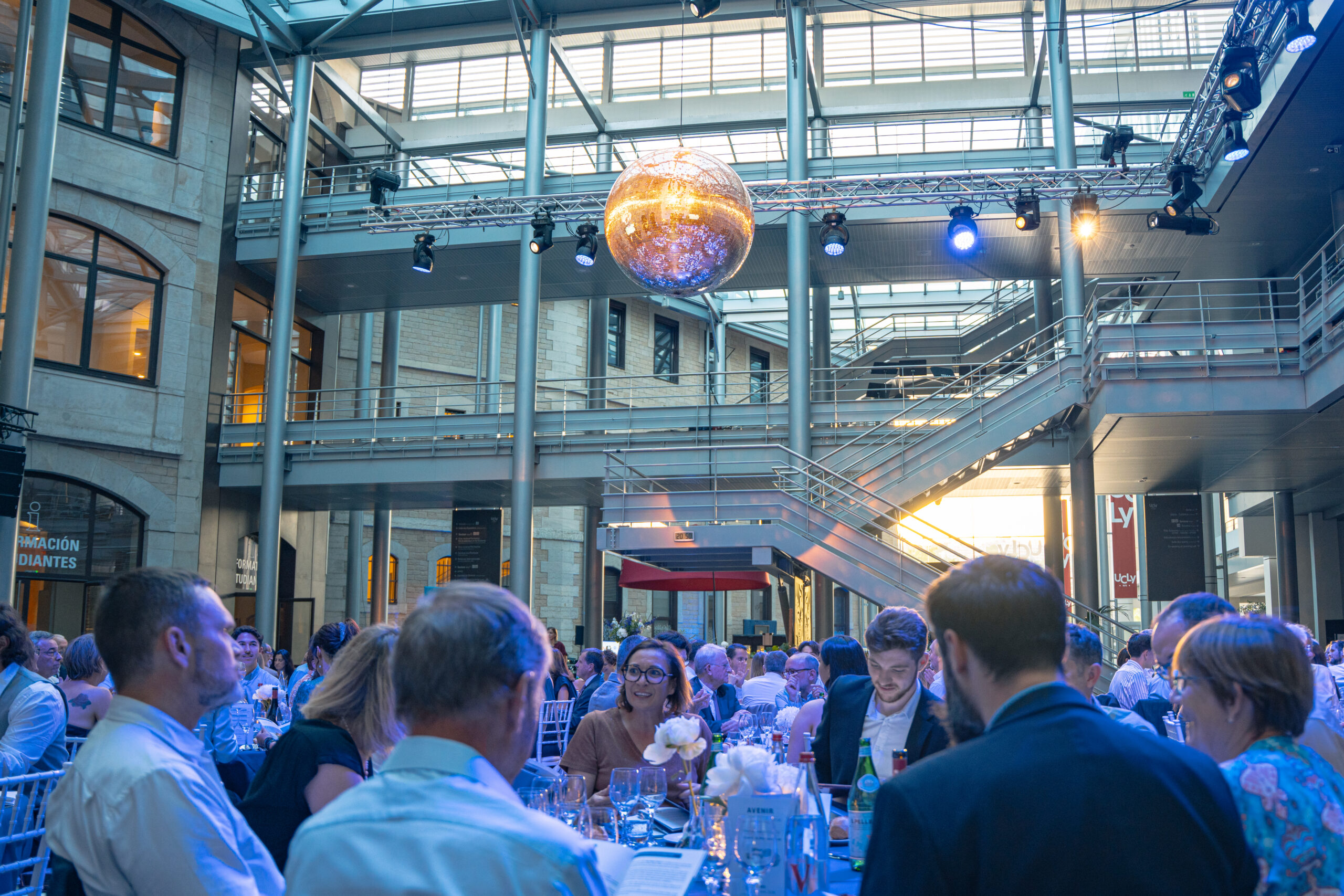 Dîner de Gala UCLy 2026 sous la verrière du Campus Saint-Paul