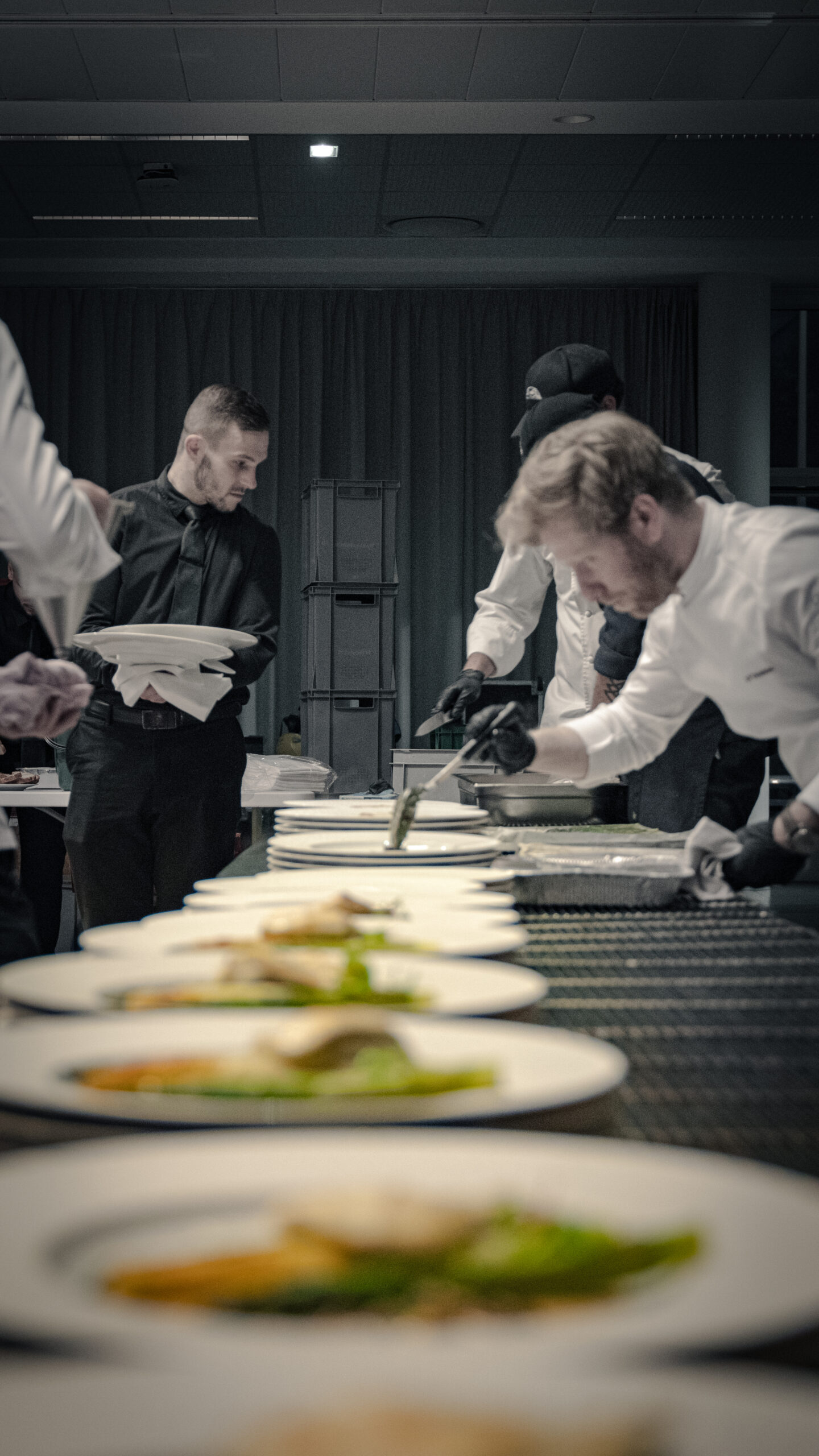 Dressage des assiettes en cuisine pendant le Gala UCLy 2026