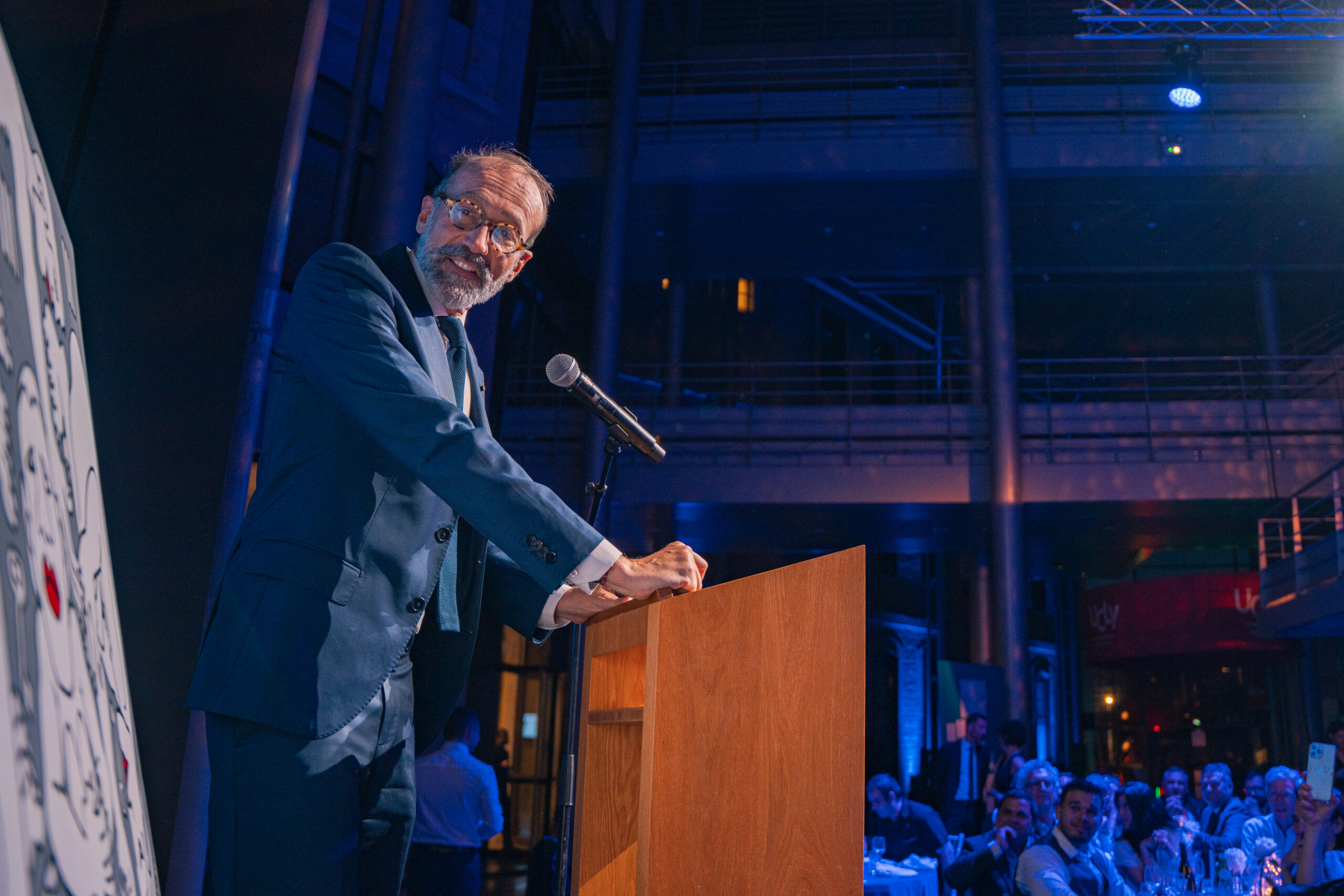 Commissaire-priseur pendant la vente aux enchères du Gala UCLy 2026