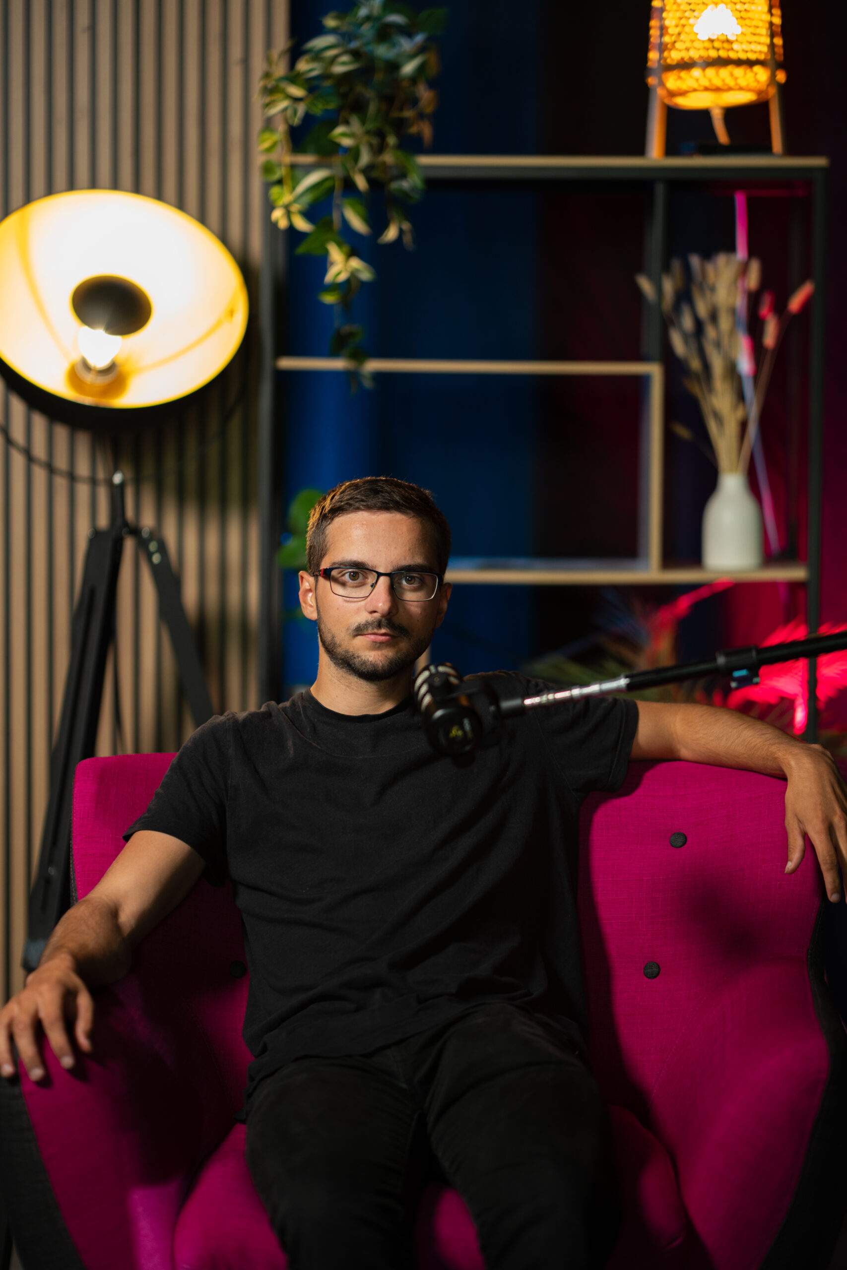 Invité installé sur le plateau du studio podcast i3a à Lyon, micro et éclairage d'ambiance